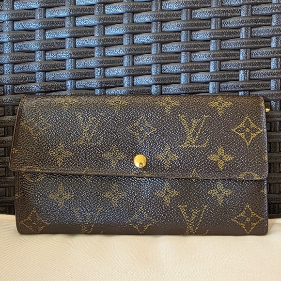 Authentic Louis Vuitton Sarah Long Bifold Wallet - Picture 1 of 12